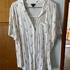 Torrid short sleeve button up white patterned shirt sz 2